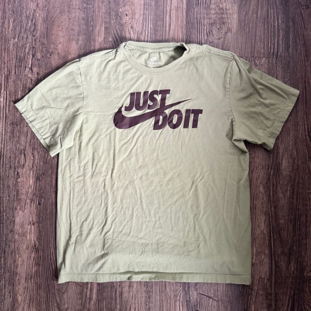 The NIKE Tee “Just Do It" logo Graphic Print Green Pullover T-Shirt Men's  Large